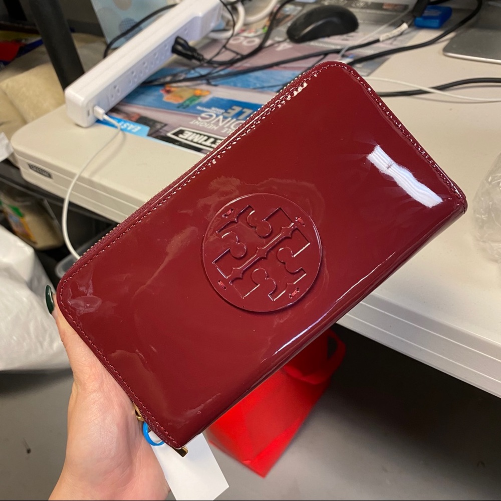NWT Tory Burch logo zip wallet